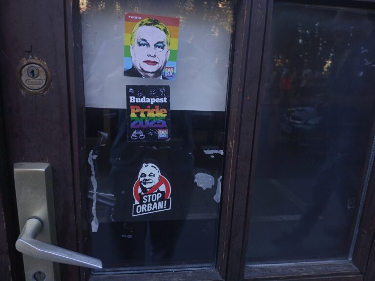 Az újbudai Fidesz iroda ajtajára is jutott pár matrica