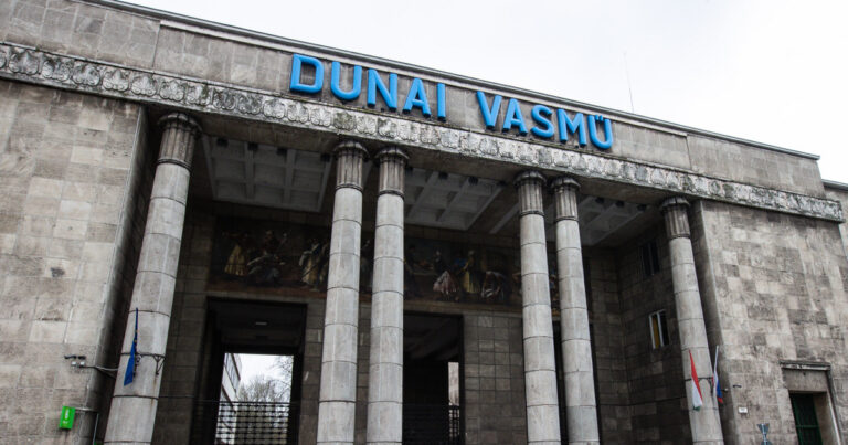 Ábécésorrendben hívták be a Dunai Vasmű dolgozóit, 1700 munkavállalónak mondtak fel
