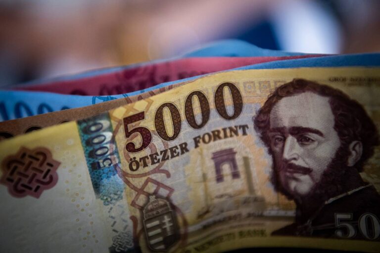 Kitört a forint, rég láttuk ilyen bivalyerősnek