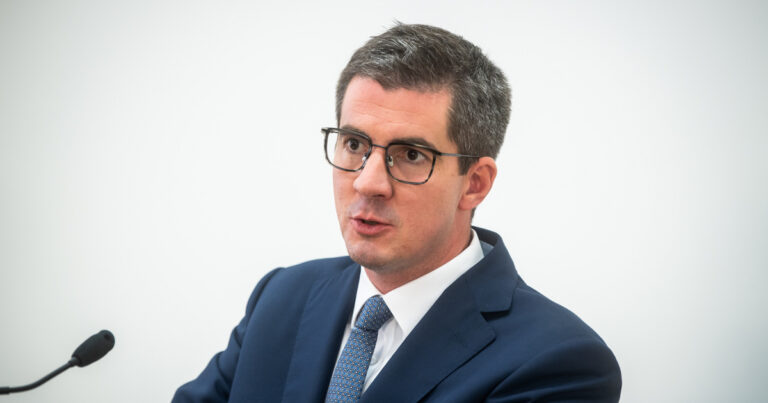 Kocsis Máté levelet írt a NAIH elnökének, reagált Magyar Péter kémszoftveres állításaira