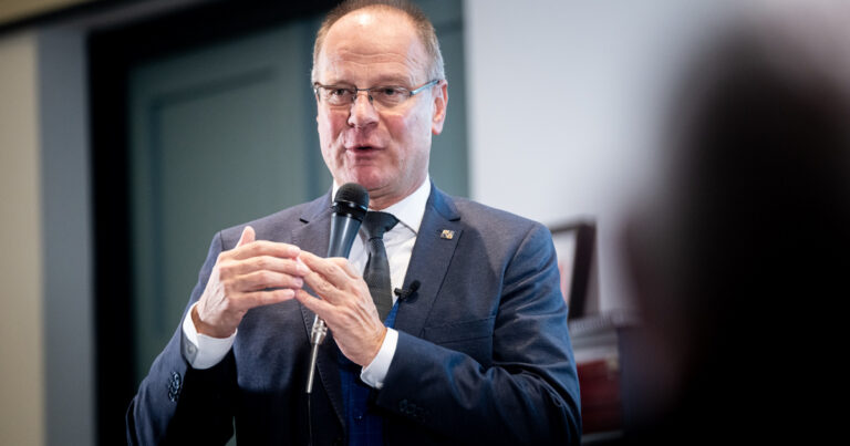 Itt a bejelentés: dupla béremelés jön a kormánytisztviselőknél, 30 százalékkal emelik a fizetéseket