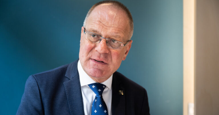 Navracsics Tibor nagy horderejű javaslatot tett, emelné a béreket