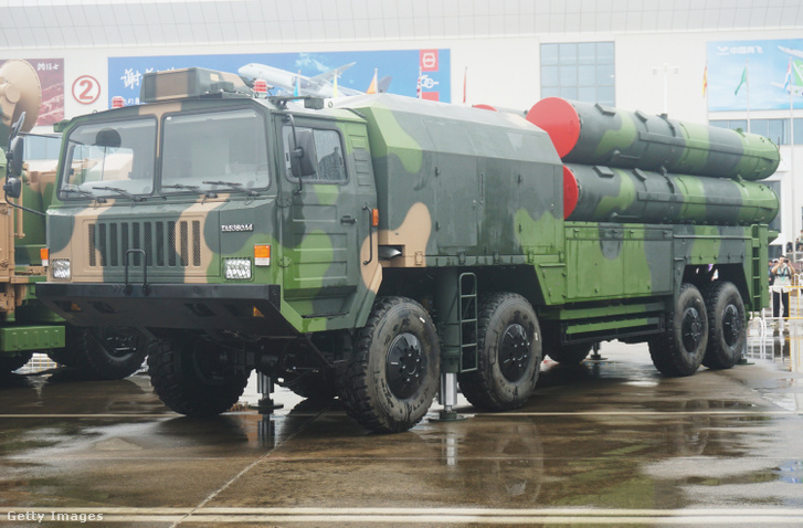 HQ-19 felszíni-levegő elleni rakétafegyverrendszer látható a 2024-es Zhuhai Air Shown Kínában 2024. november 14-én