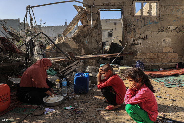 Izraeli légicsapás érte a Gázai övezet déli részén fekvő Rafah városát 2023. november 7-én