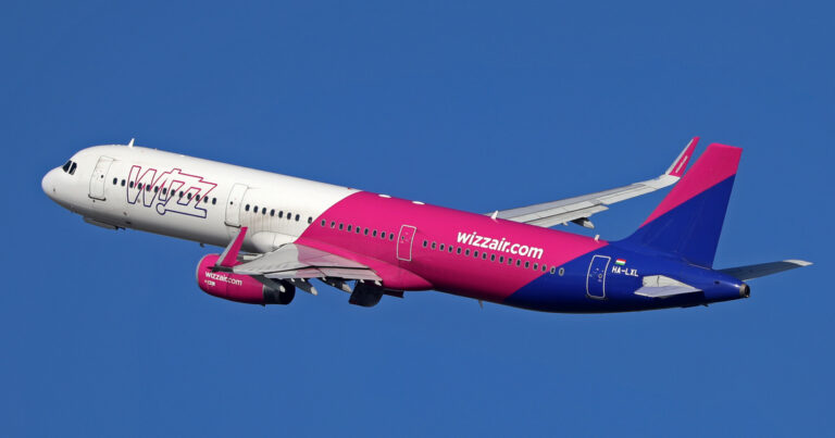 Információ és ellátás nélkül hagyott a Wizz Air több tucat magyart Dubajban