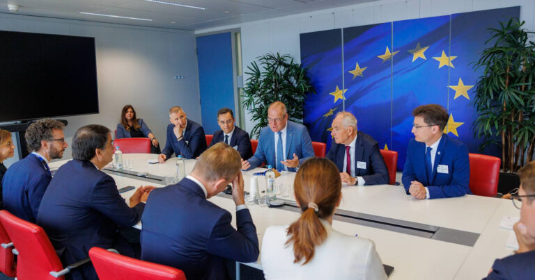 Több kormánypárti és egy ellenzéki polgármester is volt a Brüsszelben tárgyaló magyar delegációban