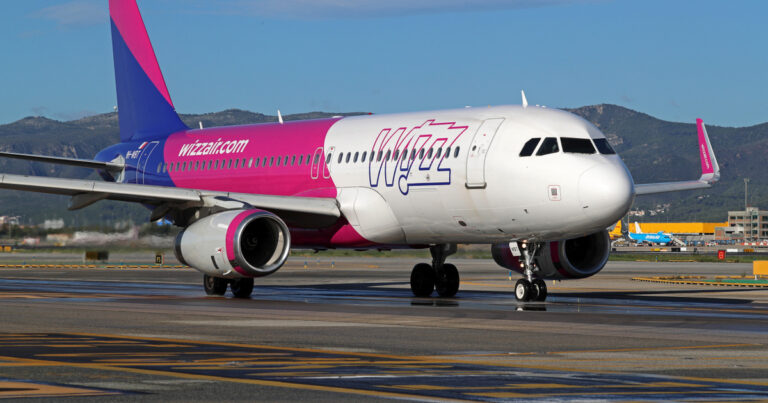 Vizsgálat indult a Wizz Air ellen a Közel-Keleten rekedt magyar utasok ügyében