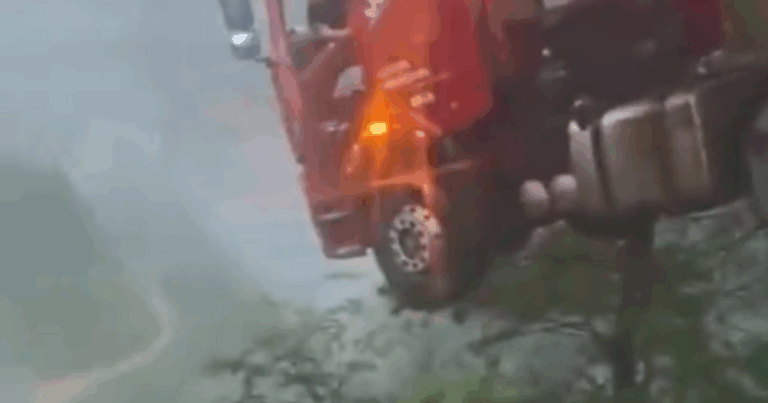 Egy levegőben lógó kamionfülkéből mentettek ki egy sofőrt Kínában
