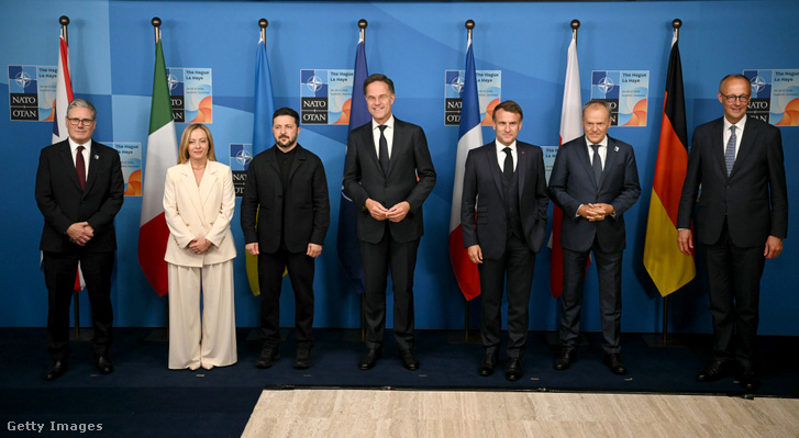 Keir Starmer, Giorgia Meloni, Volodimir Zelenszkij, Mark Rutte, Emmanuel Macron, Donald Tusk és Friedrich Merz a NATO 2025-ös csúcstalálkozójának melléknapján a hollandiai Hágában június 25-én