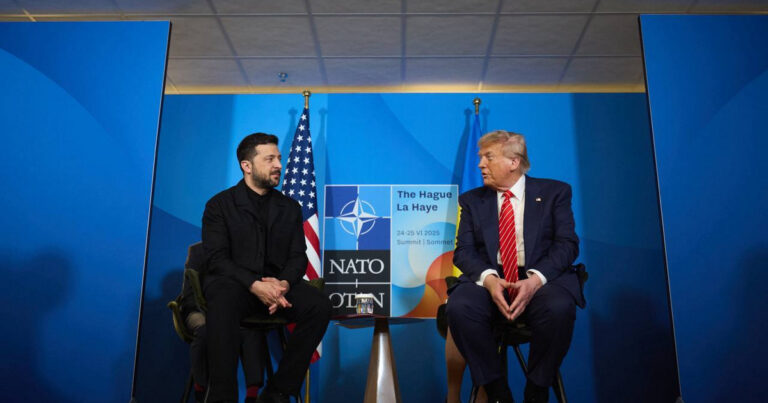Volodimir Zelenszkij most óvatos volt, öltönyt húzott Donald Trump tiszteletére