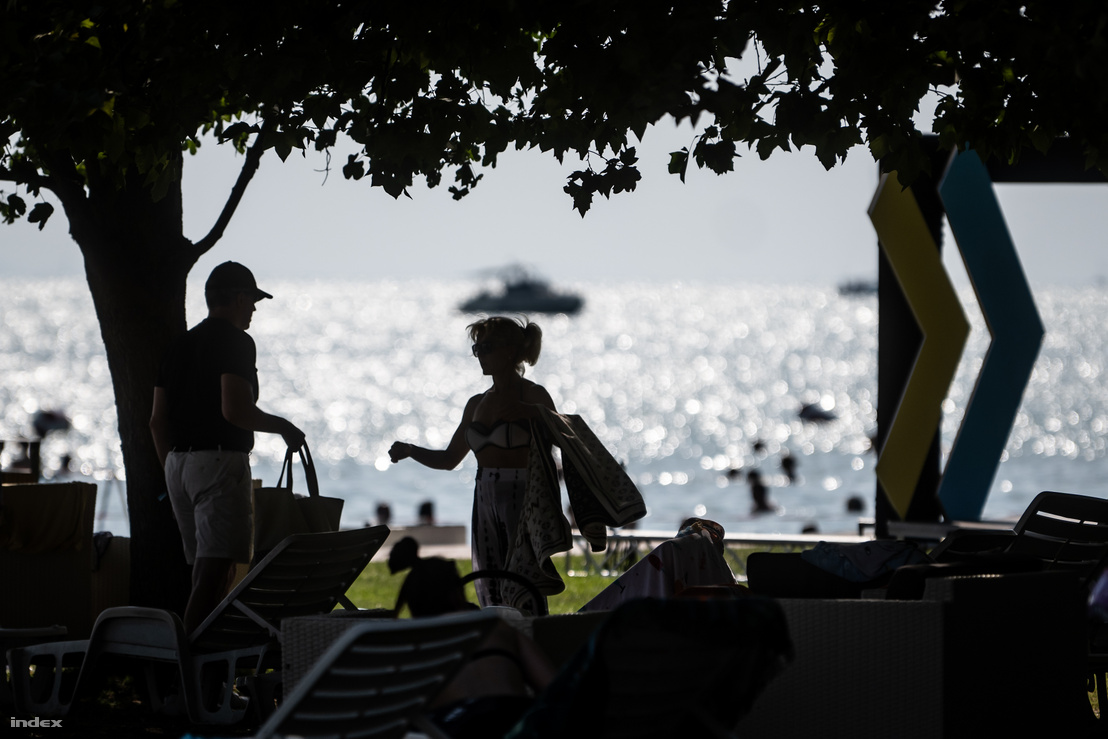 Strandolók Tihanyban 2023. augusztus 28-án