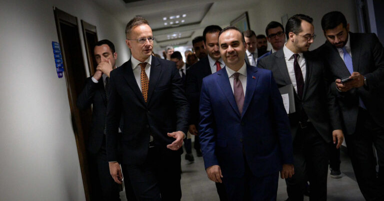 Szijjártó Péter: Néhány magyar EP-képviselő ukrán zászlós trikóban szaladgál Brüsszelben