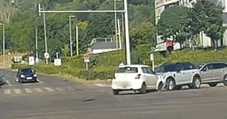 Gyorsan akarta bevenni a kanyart, frontálisan ütközött egy másik autóval Óbudán