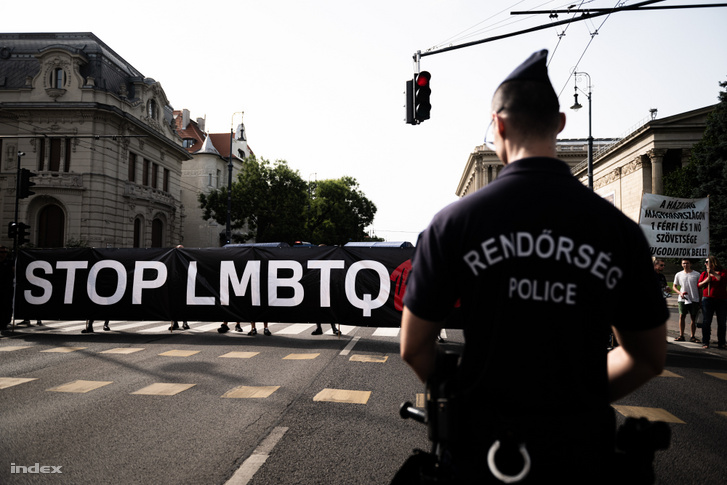 Ellentüntetők a Pride-on 2024. június 22-én
