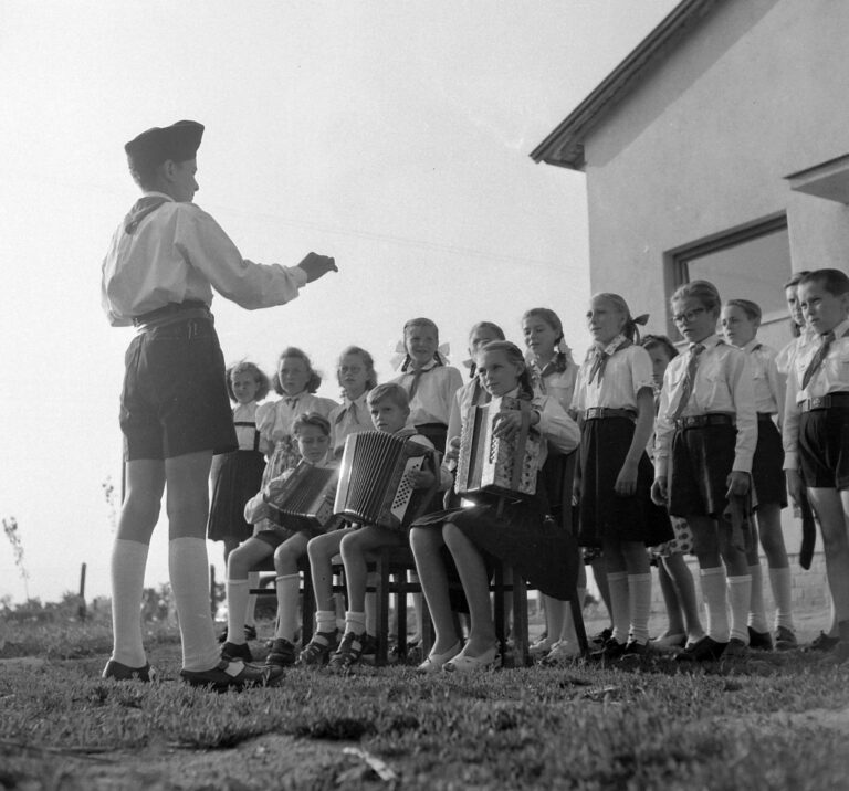 Hajnali harsonaszó és aszfaltozás a hőségben: Így kellett hasznossá tegye magát nyáron is a kommunista ifjúság