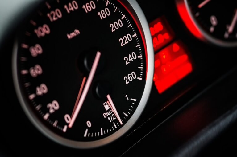Egy „fuck new cars” feliratú autót keres a rendőrség