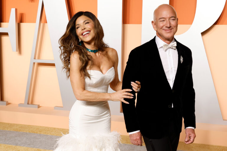 Megérkezett az első fotó Jeff Bezos és Lauren Sánchez esküvőjéről