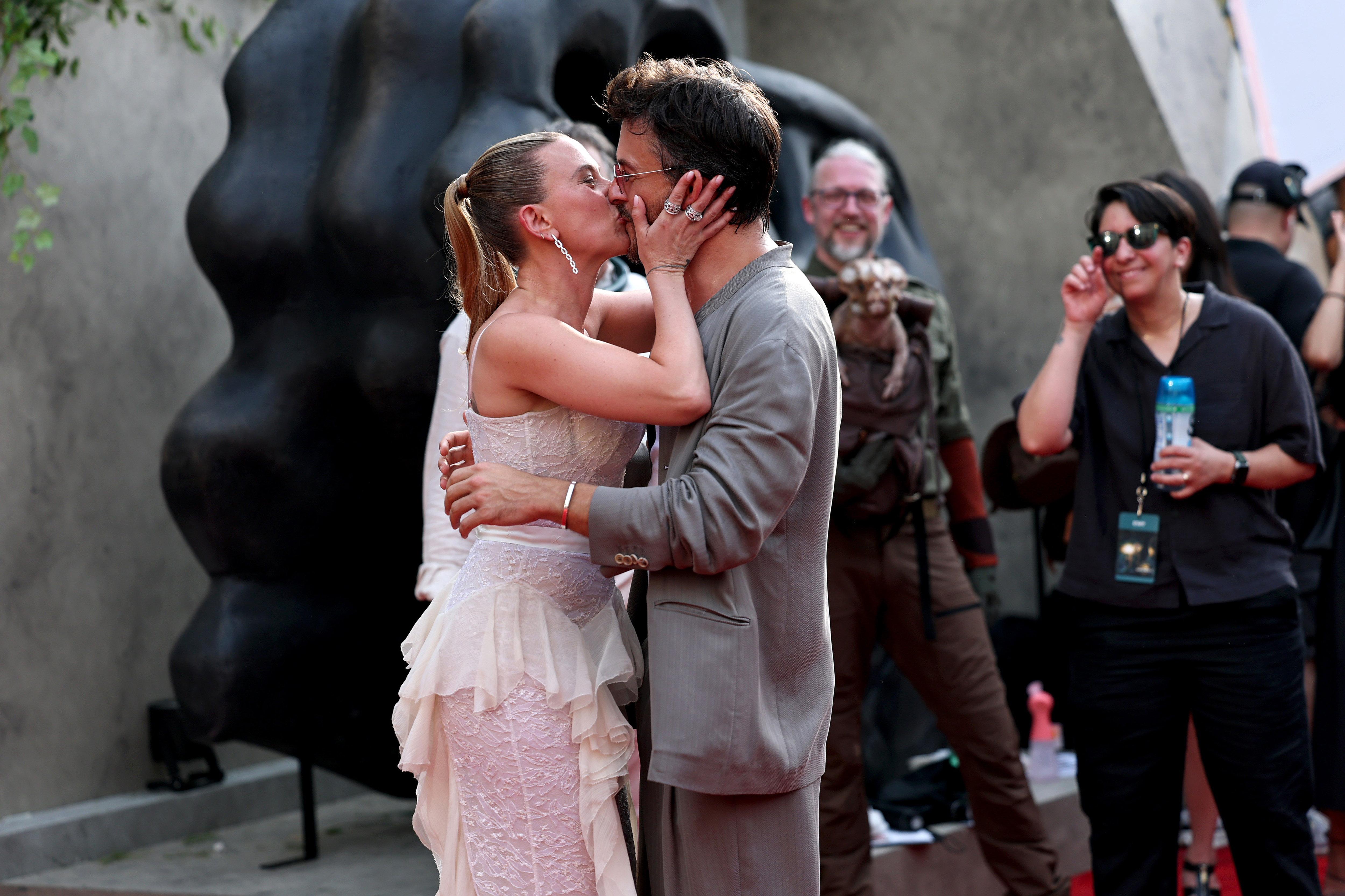 Ezúttal a férje előtt csókolta meg kollégáját Scarlett Johansson 1
