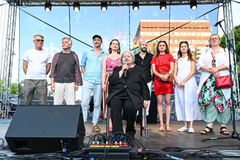 Pogány Judit és az Örkény Színház társulatának tagjai a színpadon