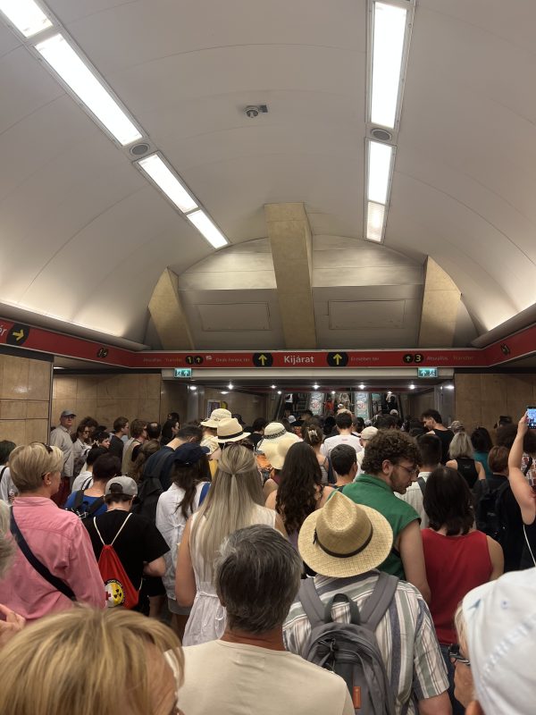 Egyre nagyobb a tömeg a metróban