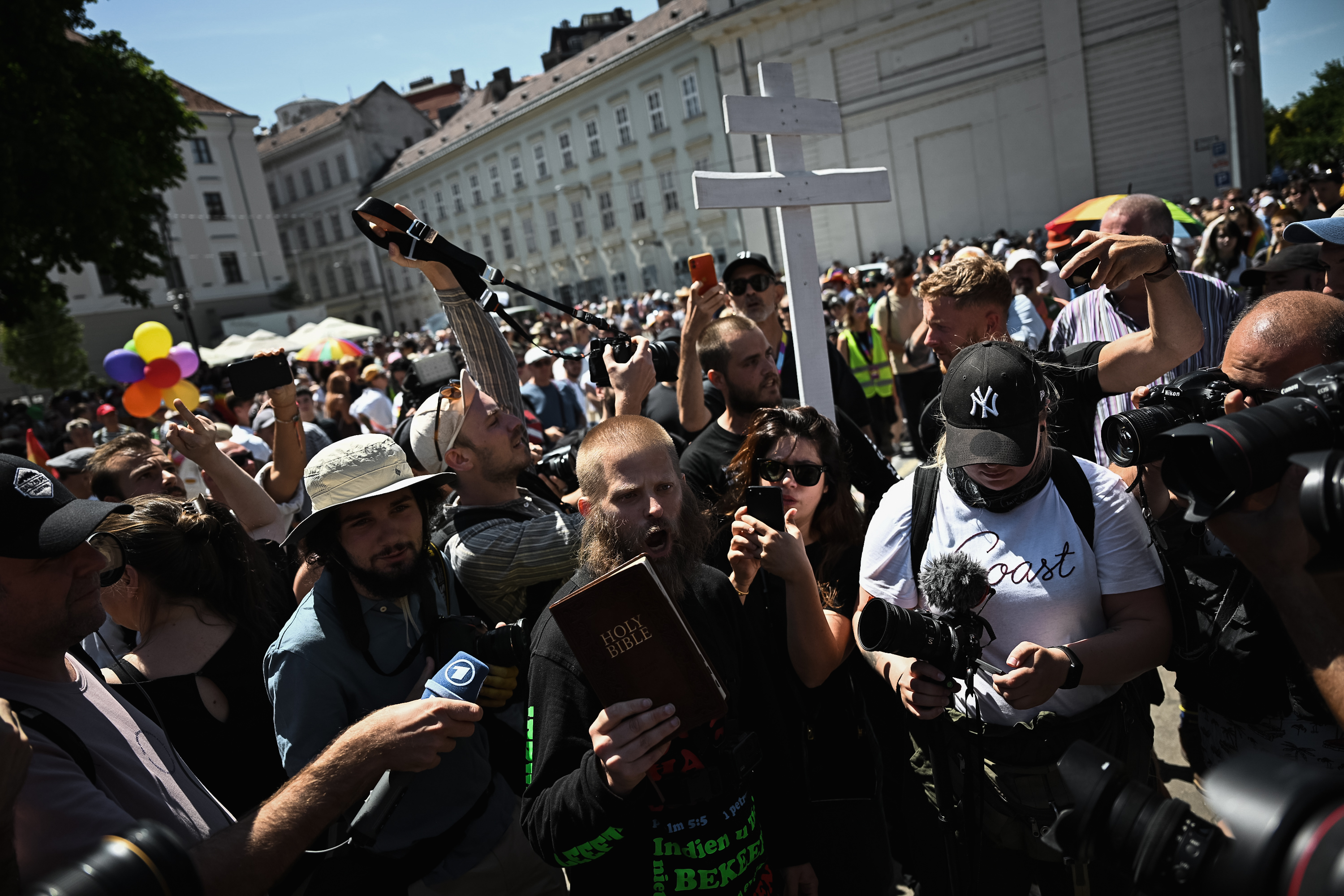 Ellentüntetők érkeztek kereszttel és Bibliával 1