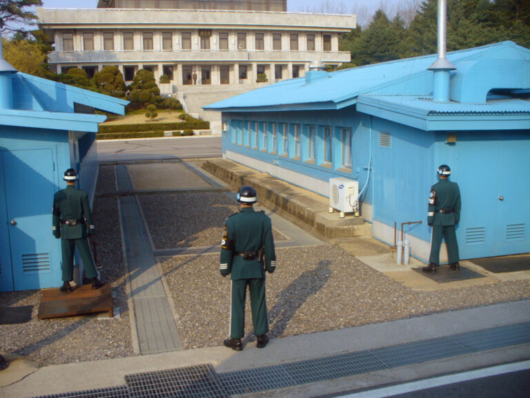 Észak-koreai civil merész szökése Dél-Koreába, őrizetbe vették