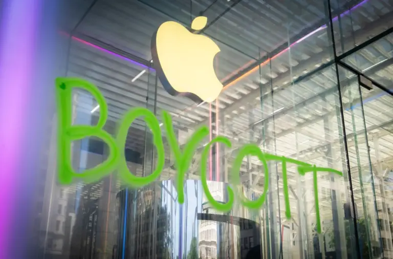 Klímaaktivisták tiltakoztak az Apple üzleténél Trump támogatása miatt
