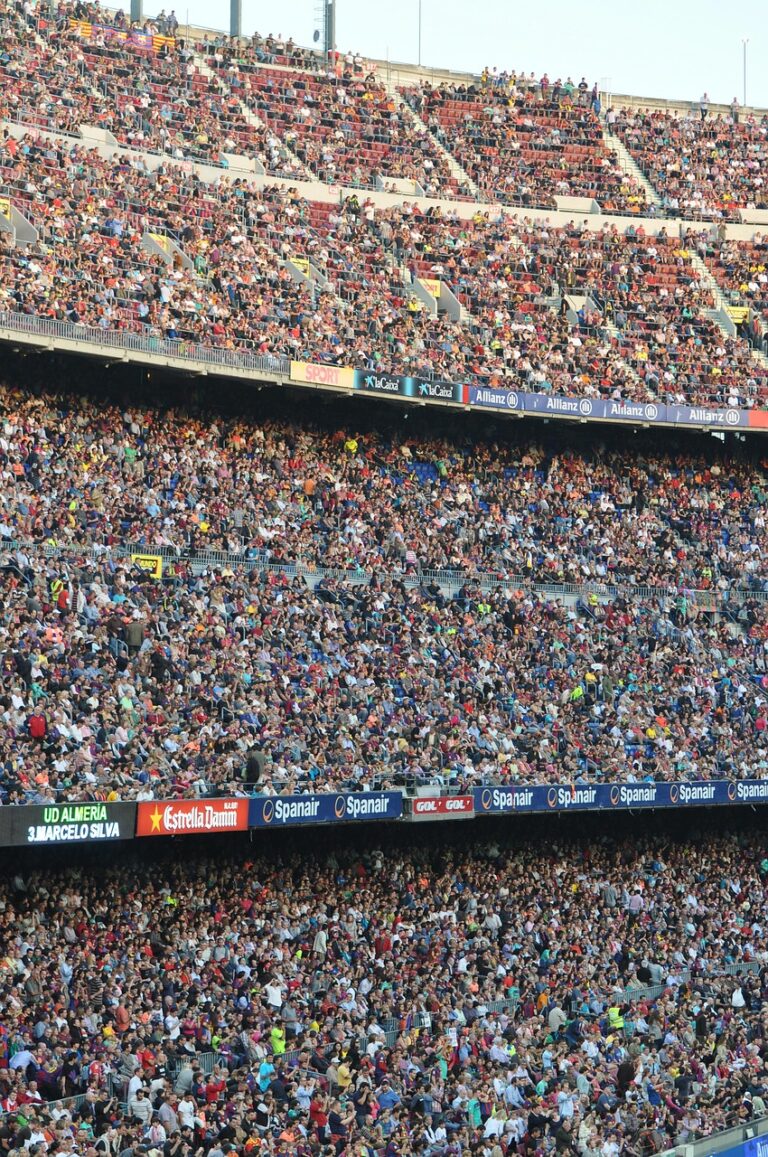 Barcelona új jobbhátvédet keres Dumfries személyében, Fort távozása várható.