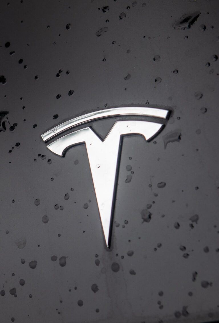 Forradalmi Tesla Semi 2.0: Teljesen önvezető fuvarozás kezdődik!